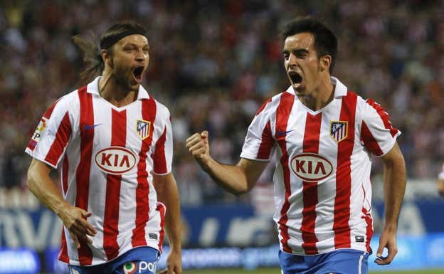 Jurado celebra un gol que marcó con el Atlético de Madrid junto a Ujfalusi.