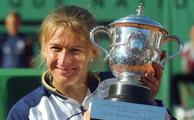 Steffi Graf, con la copa de campeona de Roland Garros 1999.  AP Photo/Michel Euler
