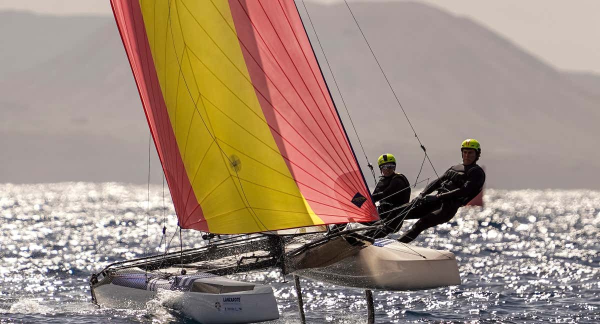 Tara Pacheco y Andrés Barrio navegan en Lanzarote. /SAILING ENERGY