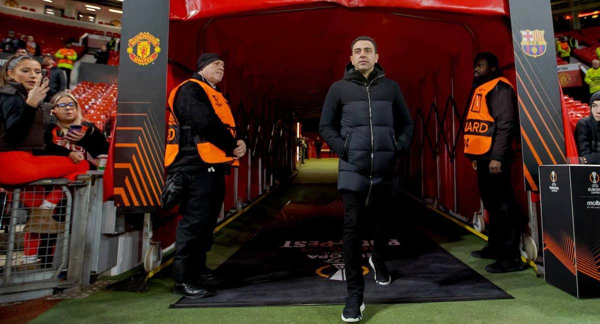 Xavi, al saltar al césped de Old Trafford.