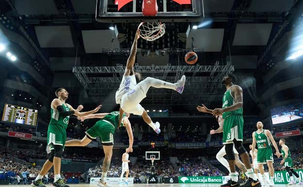 Guerschon Yabusele se cuelga del aro.  Getty Images