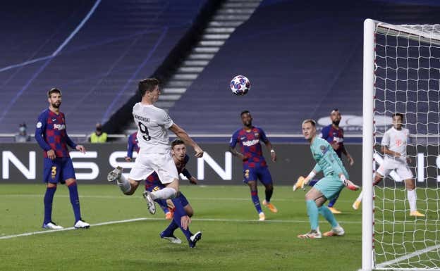 Lewandowski marca ante el Barça en el doloroso 2-8 en Lisboa. GETTY