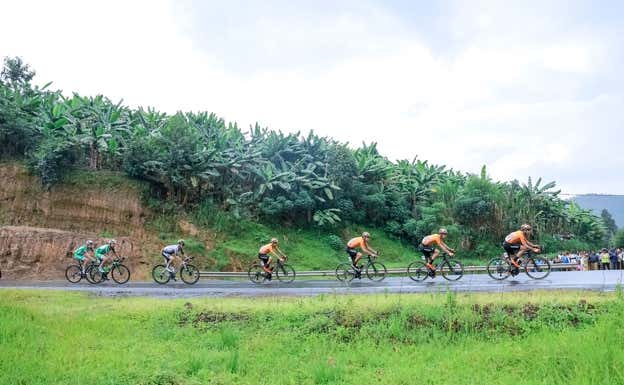 Una fila de ciclistas de Euskaltel-Euskadi, durante la Vuelta a Ruanda.  EUSKALTEL-EUSKADI / TOUR DU RWANDA