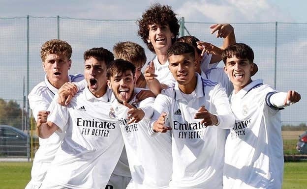 Varios futbolistas del Juvenil A festejan una victoria.  REAL MADRID