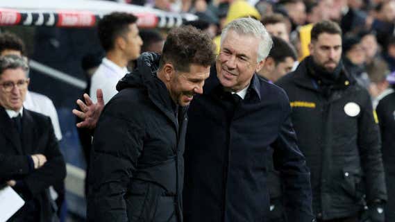 Ancelotti saluda a Simeone antes del derbi. /REUTERS
