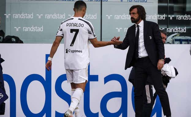 Cristiano saluda a Pirlo en su etapa en la Juventus.  GETTY