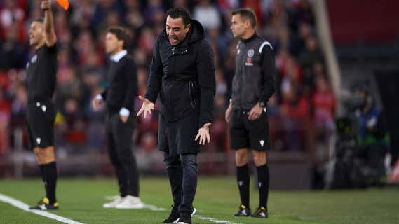 Xavi se lamenta en una acción del Almería-Barcelona./GETTY