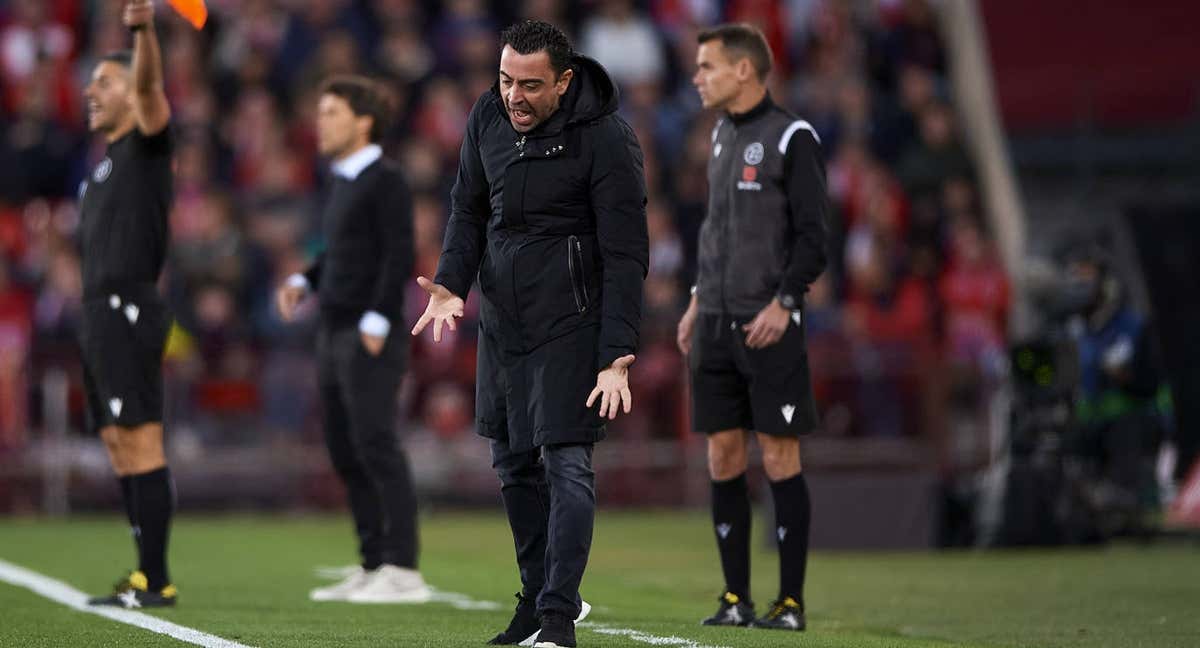 Xavi se lamenta en una acción del Almería-Barcelona.