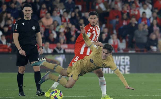 Gavi vio la quinta amarilla ante el Almería. REUTERS