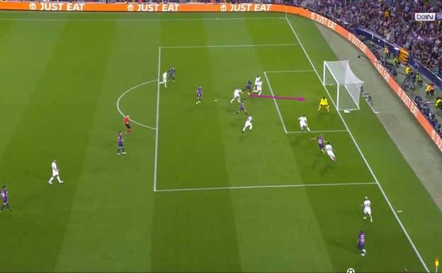 Dembélé y Pedri atacan el espacio entre Onana y la línea defensiva, que está corriendo en desventaja y con poco margen de maniobra.
