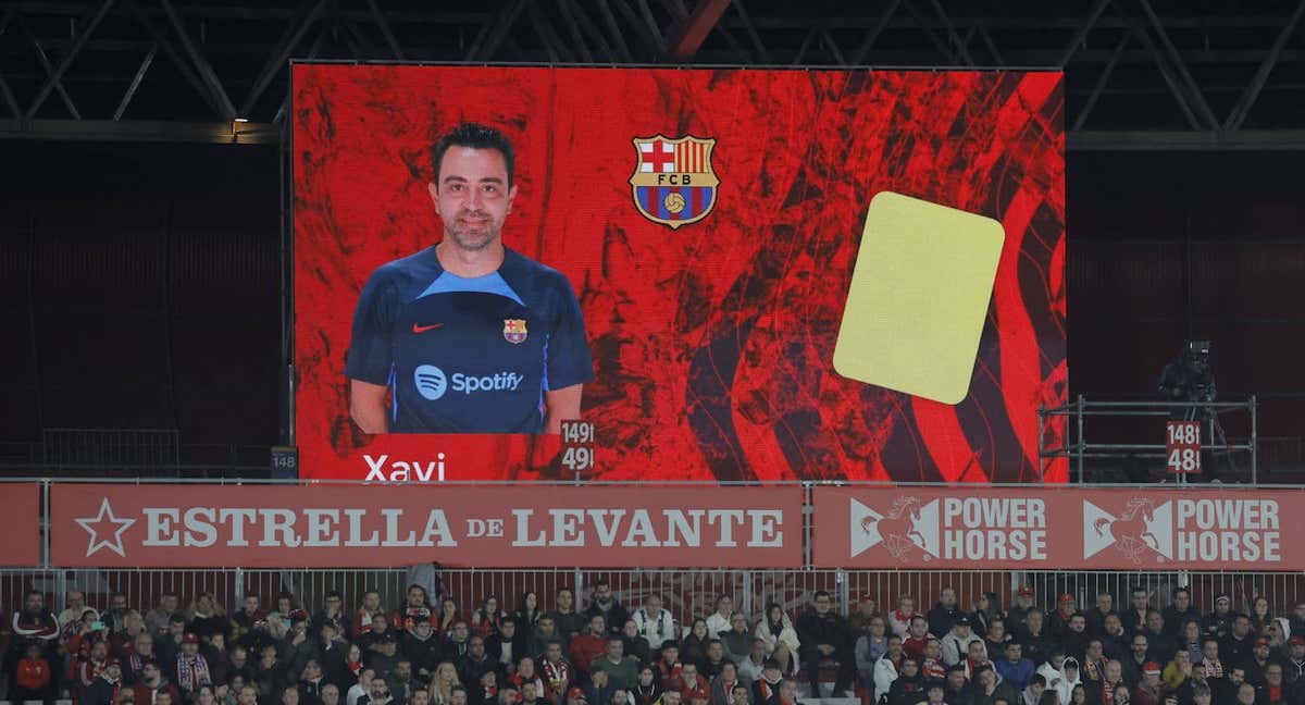 Pantalla en el Almería - Barcelona mostrando la tarjeta amarilla de Xavi por protestar./REUTERS / JON NAZCA