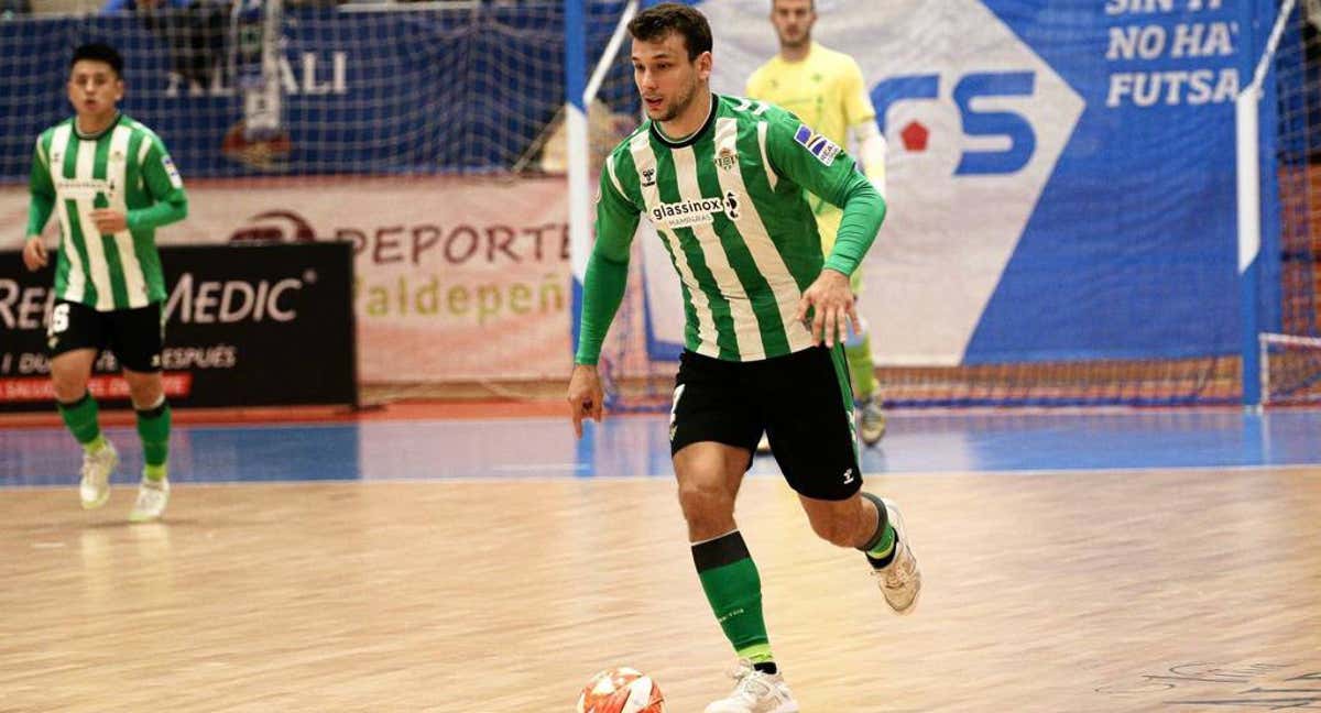 Eric Pérez controla un balón en un partido. /REAL BETIS FUTSAL
