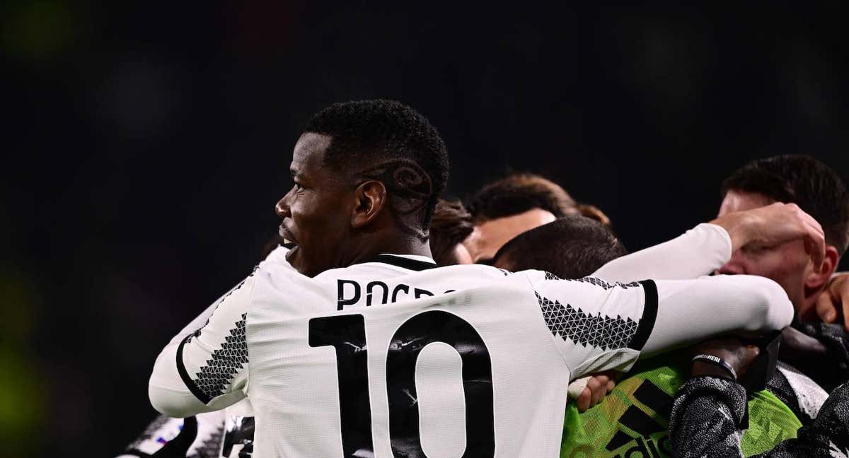 Pogba celebra el gol con sus compañeros. /AFP