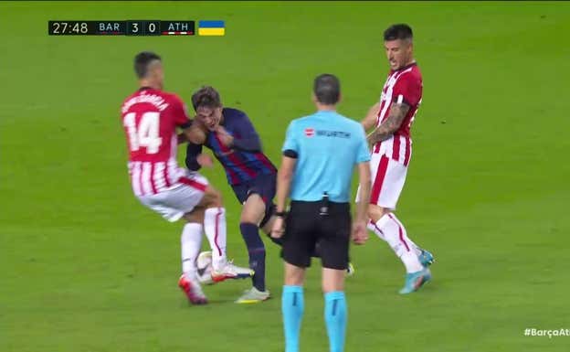 Amarilla a Xavi contra el Athletic. LALIGA