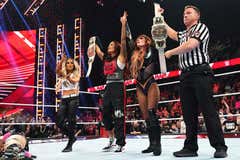 Becky Lynch y Lita, nuevas campeonas por parejas de WWE