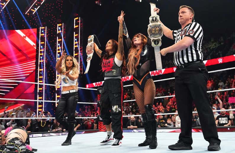 Becky Lynch y Lita, nuevas campeonas por parejas de WWE