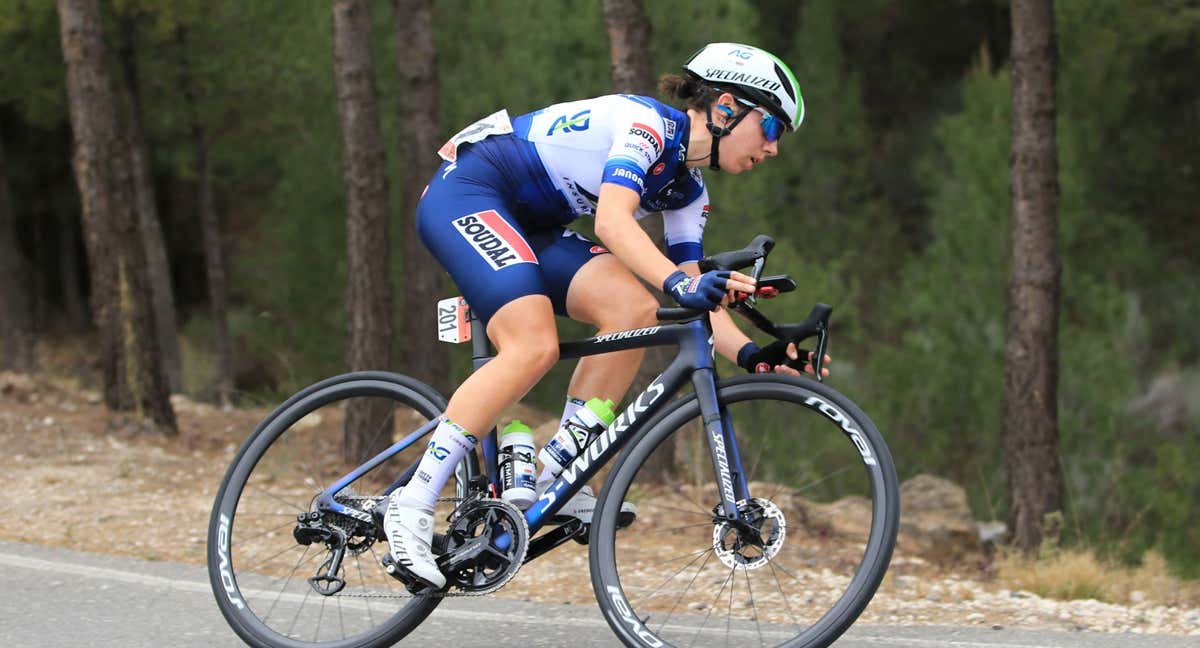 Mireia Benito, durante su escapada en la tercera etapa de la Setmana Valenciana 2023.
