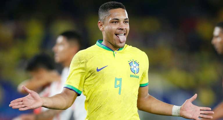 Vitor Roque, con las inferiores de Brasil.