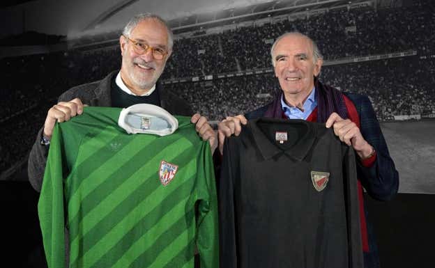 Zubizarreta e Iribar posan con sus camisetas del cuadro vasco. Athletic Club