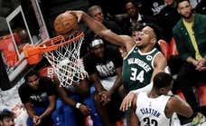 Giannis Antetokounmpo deja que su juego hable en la pista