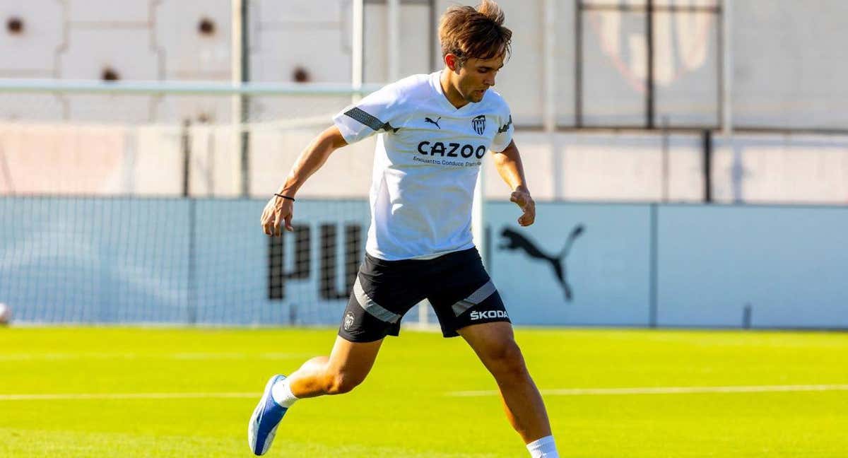 Mario Domínguez, en un entrenamiento con el Valencia./Twitter