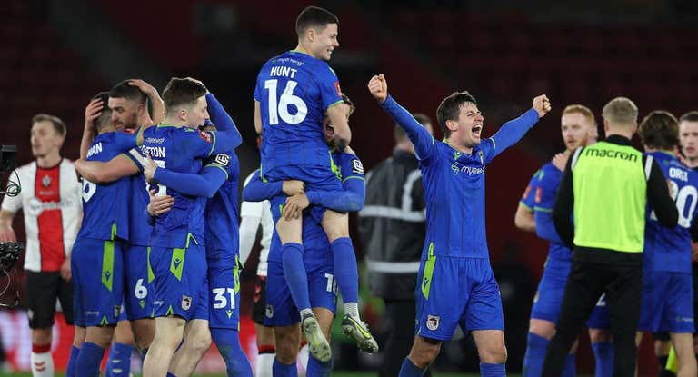 La plantilla del Grimsby celebra la clasificación.
