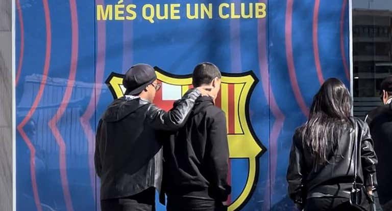 Ronaldinho, con su hijo Joao en el Camp Nou.