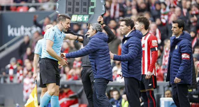 Se acabó la paciencia: los árbitros baten récords en mostrar tarjetas por protestar en LaLiga