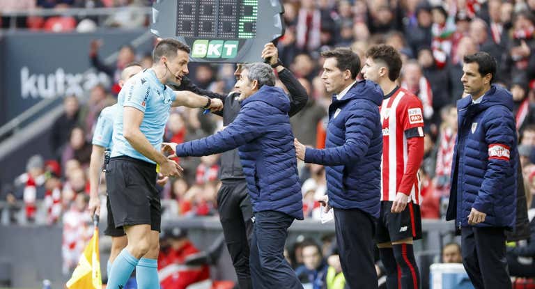 Valverde recibe una tarjeta amarilla en el partido de LaLiga contra el Girona.