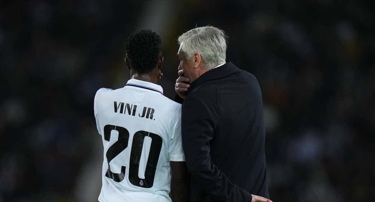 Vinicius y Ancelotti dialogan en mitad de un partido./GETTY