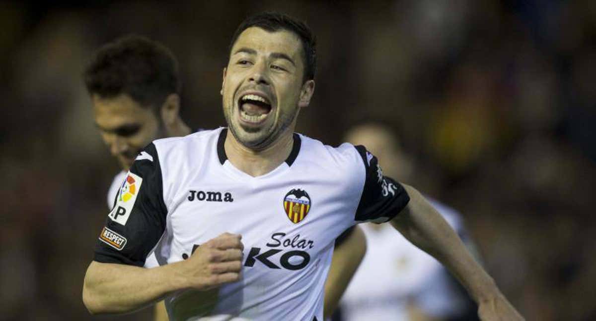 Javi Fuego tras marchar un gol con el Valencia. /EFE