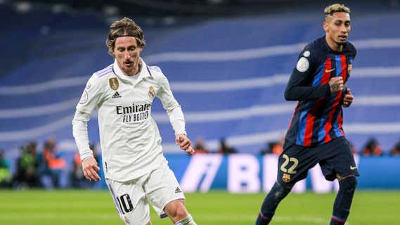 Modric y Raphinha, en el Clásico de Copa en el Bernabéu. /EP
