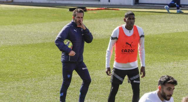 ‘El Pipo’ baraja una encerrona en el Camp Nou para un Valencia que prefiere ir de incógnito