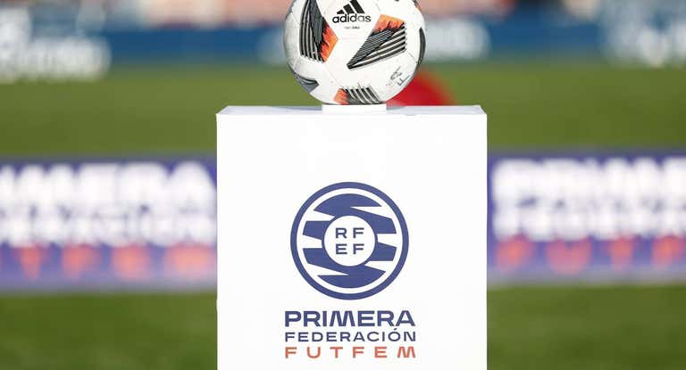 El balón de la competición instantes antes del inicio de uno de los partidos.