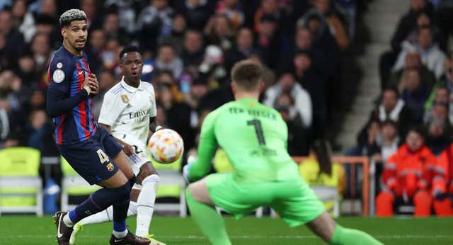 El plan anti Vinicius de Xavi fue más allá de Araujo