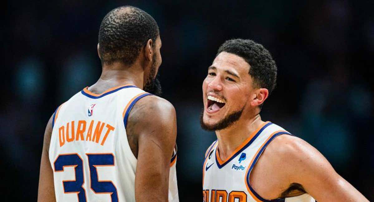 Devin Booker y Kevin Durant, en su primer partido juntos con los Suns.