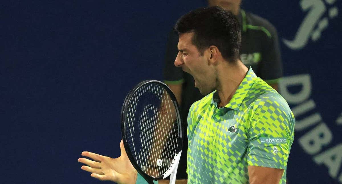 Djokovic se lamenta durante las semifinales de Dubái ante Medvedev. /KARIM SAHIB / AFP