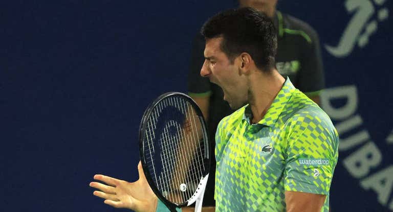 Djokovic se lamenta durante las semifinales de Dubái ante Medvedev.
