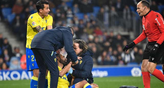 Accidentado Real Sociedad – Cádiz: Fali se retiró en camilla con collarín