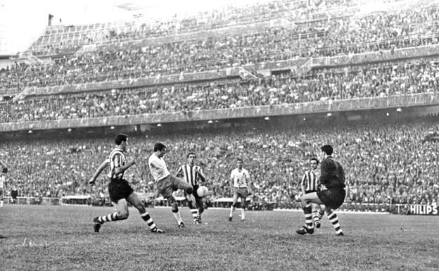 Iribar, durante la Copa del Rey del 66 ante el Zaragoza. Archivo