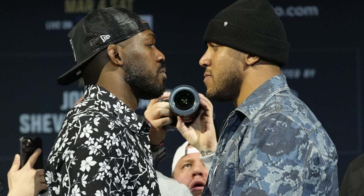 Jon Jones y Ciryl Gane, cara a cara durante la rueda de prensa de presentación del UFC 285./UFC