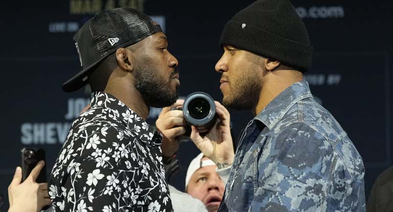 Jon Jones y Ciryl Gane, cara a cara durante la rueda de prensa de presentación del UFC 285.