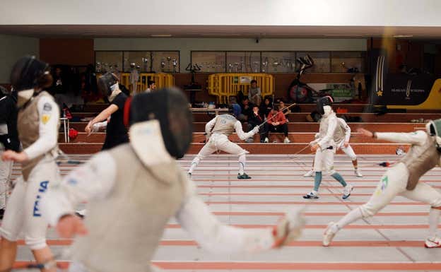 Esgrimistas entrenan en la academia, situada en Frascati. MICHÈLE NOVOVITCH