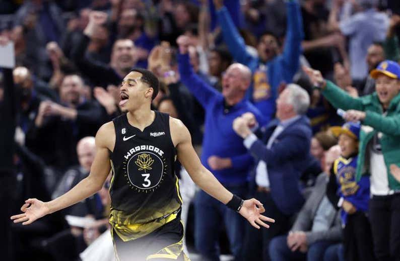 Vuelve Curry y los Warriors tienen un mes para salvar la temporada o hacer historia