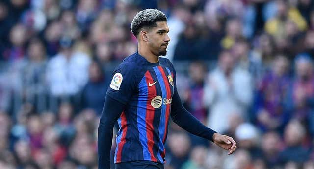 Araujo, expulsado, se une al carrusel de bajas