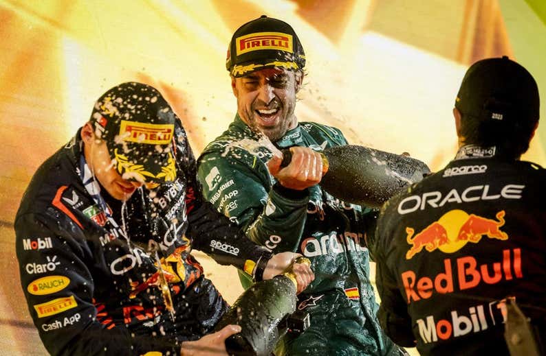 «Bye bye»: Alonso brinda un show en sus adelantamientos hasta lograr su 99º podio
