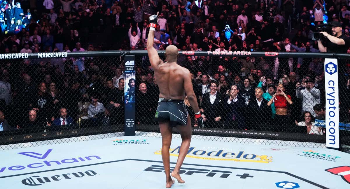 Jon Jones festeja con el público su triunfo en el UFC 285./UFC
