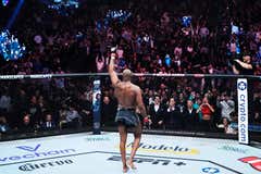 Jon Jones arrasa en su regreso y somete a Gane ¡en 124 segundos!