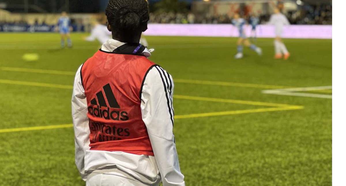 Linda Caicedo durante el calentamiento previo a su debut. /RELEVO