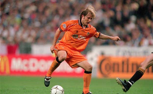 Gaizka Mendieta, en su etapa de jugador con el Valencia.  Getty